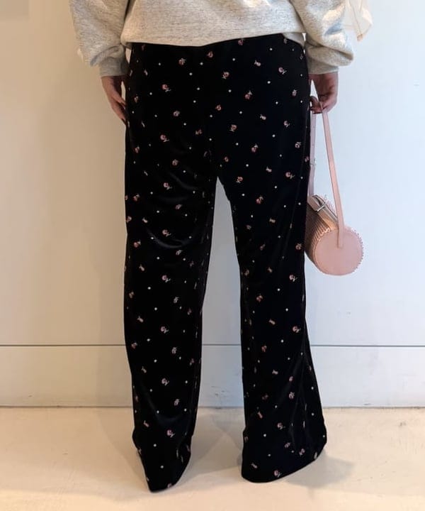 松本 佳菜子さんの「BEAMS WOMEN｜刺繍 ベロア イージー パンツ」を使ったコーディネート