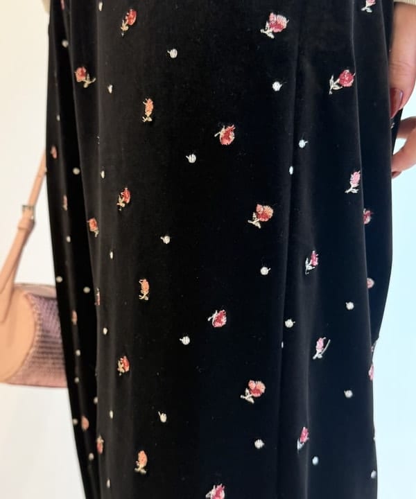 松本 佳菜子さんの「BEAMS WOMEN｜刺繍 ベロア イージー パンツ」を使ったコーディネート