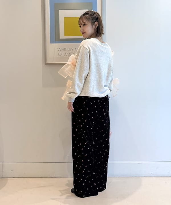 松本 佳菜子さんの「BEAMS WOMEN｜刺繍 ベロア イージー パンツ」を使ったコーディネート