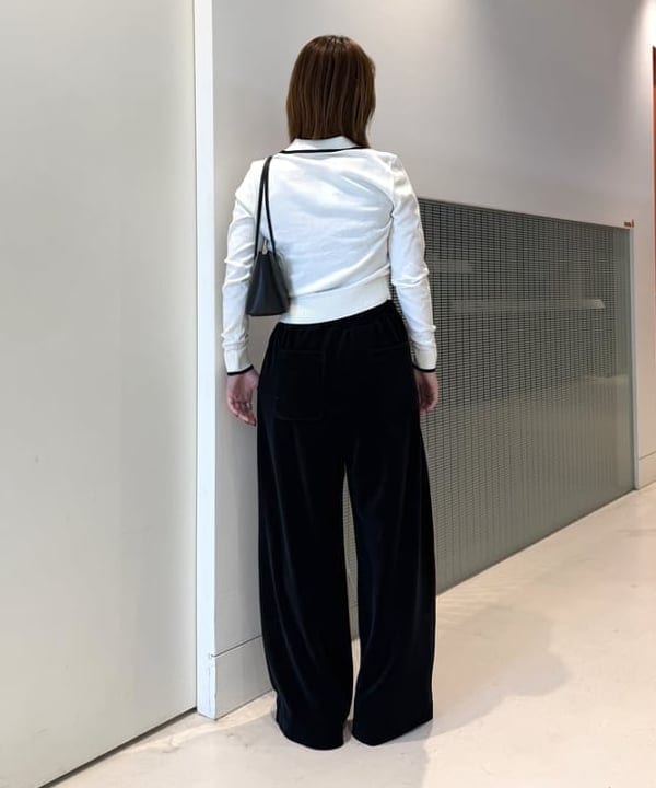 松本 佳菜子さんの「BEAMS WOMEN｜ベロア イージー ワイド パンツ」を使ったコーディネート