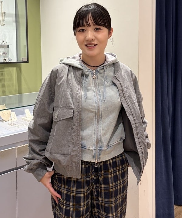 ヒスイさんの「BEAMS WOMEN｜アーム ギャザー ジップ ブルゾン」を使ったコーディネート