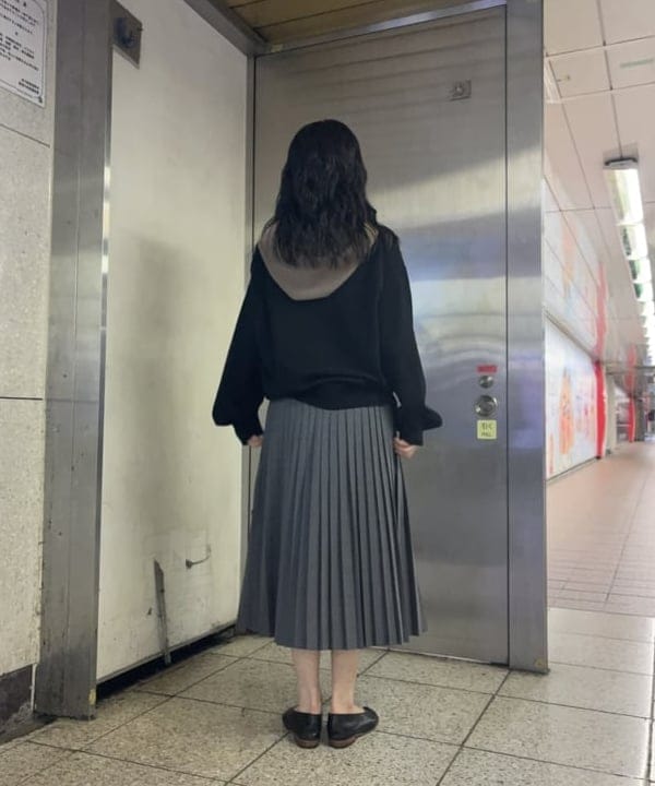 野村 美紅さんの「BEAMS WOMEN｜コットンウール Vネック ニット」を使ったコーディネート
