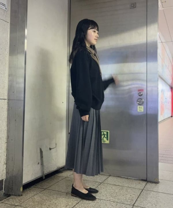 野村 美紅さんの「BEAMS WOMEN｜コットンウール Vネック ニット」を使ったコーディネート