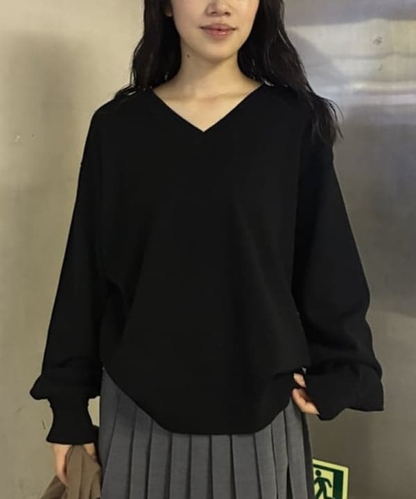 野村 美紅さんの「BEAMS WOMEN｜コットンウール Vネック ニット」を使ったコーディネート