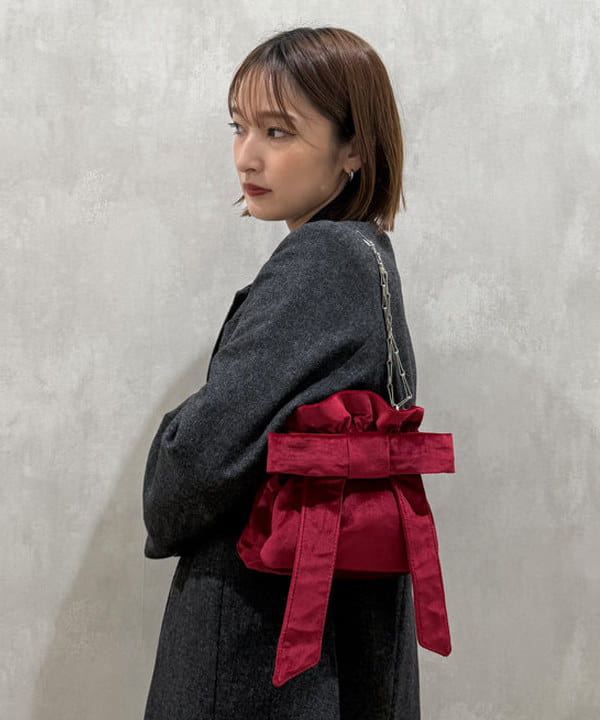 松本 佳菜子さんの「BEAMS WOMEN｜ベロア リボン チェーン バッグ」を使ったコーディネート