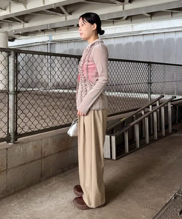 早川 萌子さんの「BEAMS WOMEN｜フロッキー チュール フリル シャツ」を使ったコーディネート