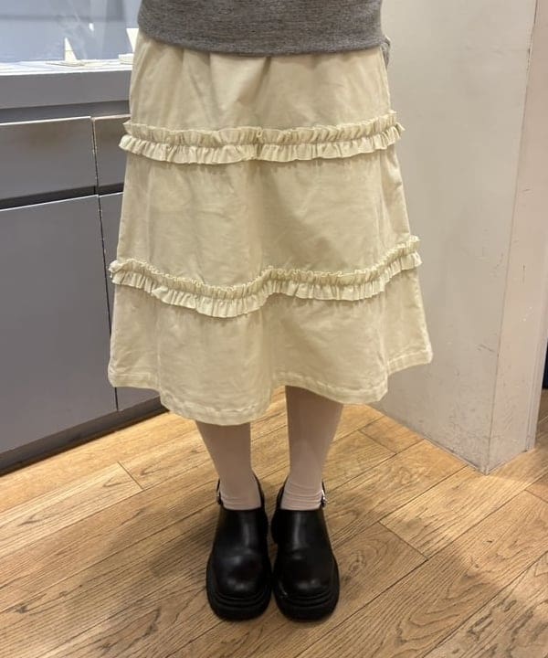 リズさんの「BEAMS WOMEN｜【別注】MARMARI &times; Ray BEAMS / ライン フリル スカート」を使ったコーディネート