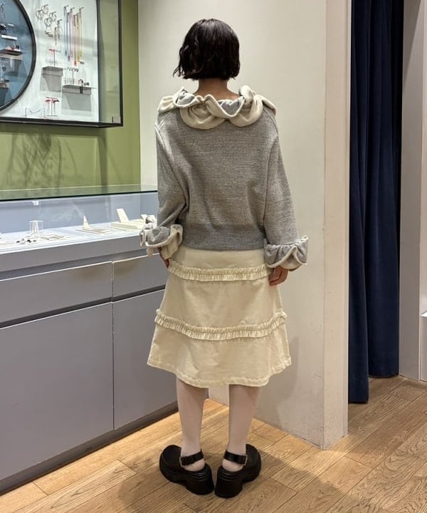 リズさんの「BEAMS WOMEN｜【別注】MARMARI &times; Ray BEAMS / ライン フリル スカート」を使ったコーディネート