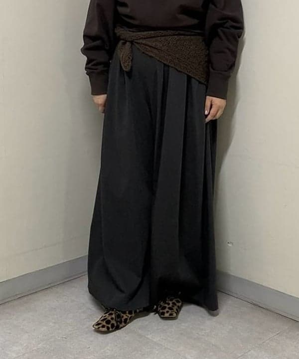塚越 有紀さんの「BEAMS WOMEN｜Lace Knit Scarf」を使ったコーディネート