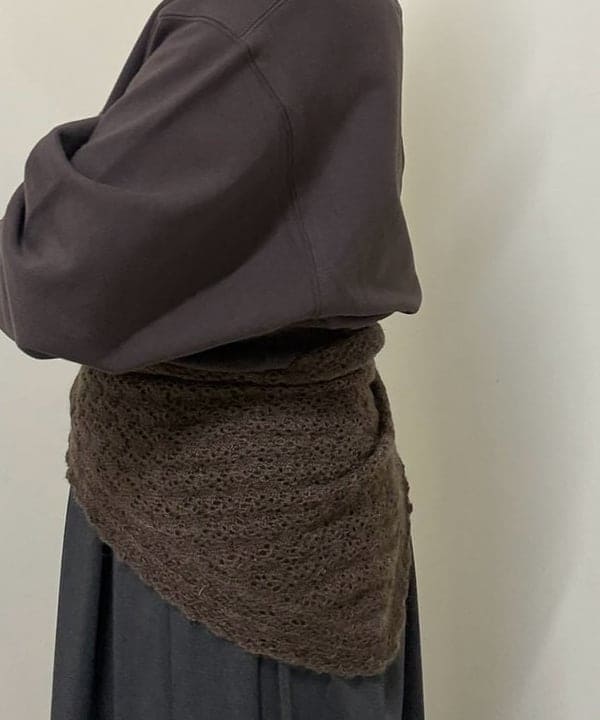 塚越 有紀さんの「BEAMS WOMEN｜Lace Knit Scarf」を使ったコーディネート