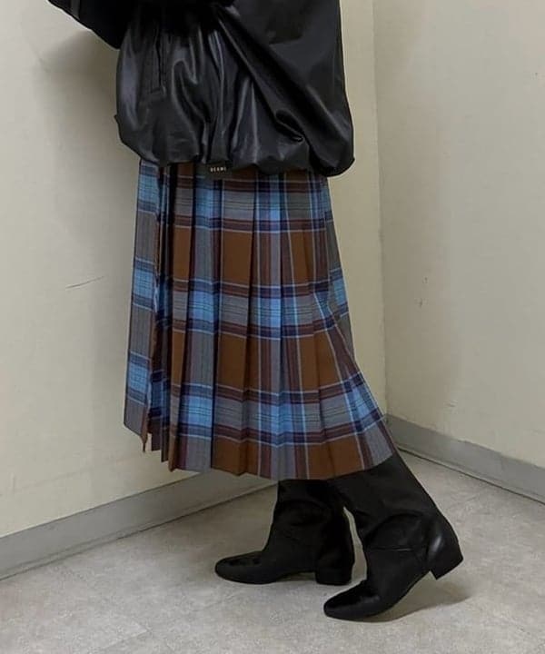 塚越 有紀さんの「BEAMS WOMEN｜MARY AL TERNA / AZUMA マイクロスエード トートバッグ」を使ったコーディネート