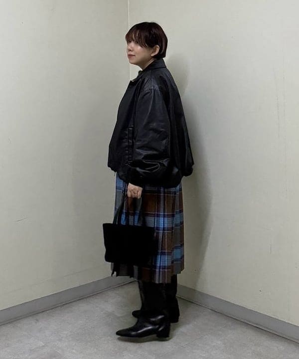 塚越 有紀さんの「BEAMS WOMEN｜MARY AL TERNA / AZUMA マイクロスエード トートバッグ」を使ったコーディネート