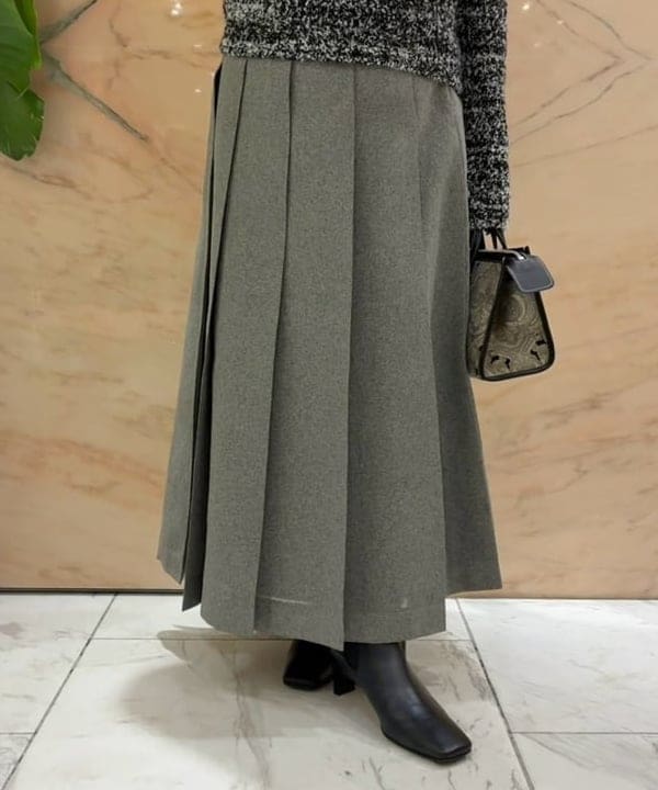 塚越 有紀さんの「BEAMS WOMEN｜A VACATION / SABRINA ONYX トートバッグ」を使ったコーディネート