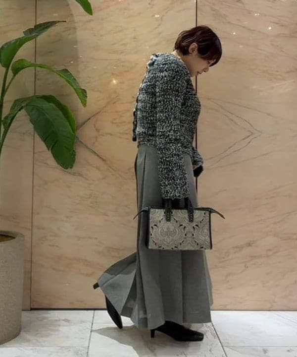 塚越 有紀さんの「BEAMS WOMEN｜A VACATION / SABRINA ONYX トートバッグ」を使ったコーディネート