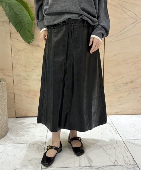 坂本 涼花さんの「BEAMS WOMEN｜COGTHEBIGSMOKE / ORI Vネック トップス」を使ったコーディネート