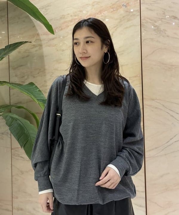 坂本 涼花さんの「BEAMS WOMEN｜COGTHEBIGSMOKE / ORI Vネック トップス」を使ったコーディネート
