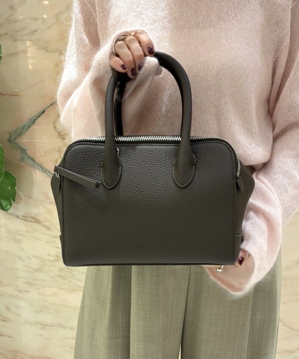 越智 里美さんの「BEAMS WOMEN｜モヘヤ シルク ロングスリーブニット」を使ったコーディネート