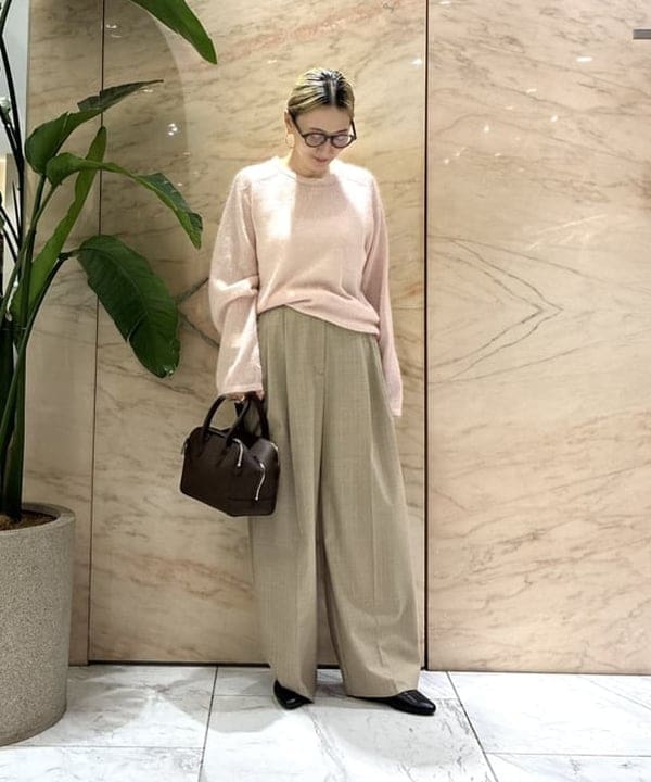 越智 里美さんの「BEAMS WOMEN｜モヘヤ シルク ロングスリーブニット」を使ったコーディネート