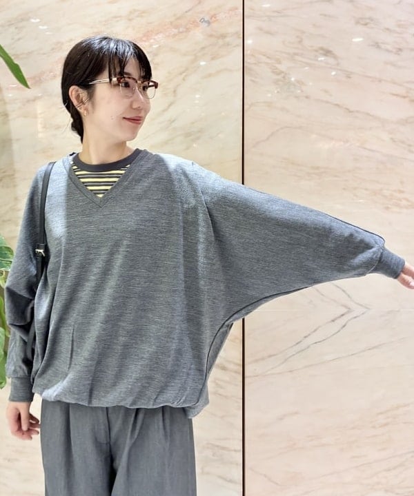 中丸　栞さんの「BEAMS WOMEN｜COGTHEBIGSMOKE / ORI Vネック トップス」を使ったコーディネート