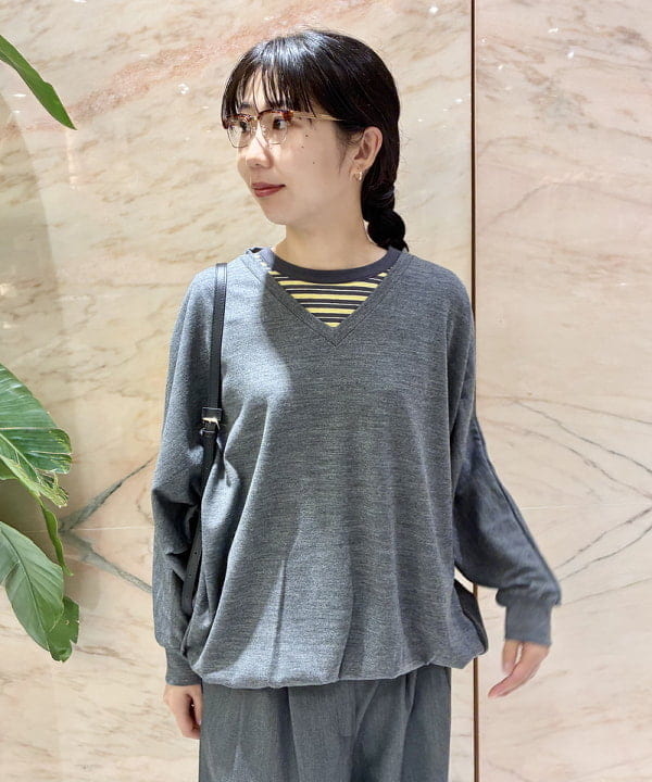 中丸　栞さんの「BEAMS WOMEN｜COGTHEBIGSMOKE / ORI Vネック トップス」を使ったコーディネート