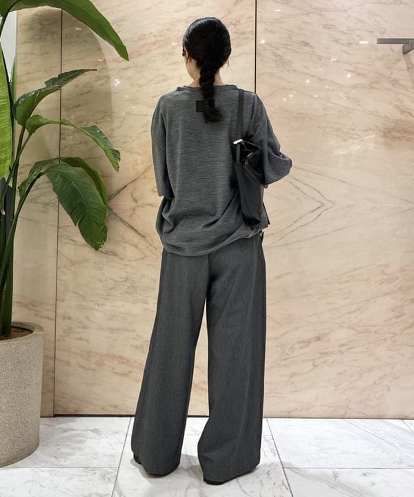 中丸　栞さんの「BEAMS WOMEN｜COGTHEBIGSMOKE / ORI Vネック トップス」を使ったコーディネート