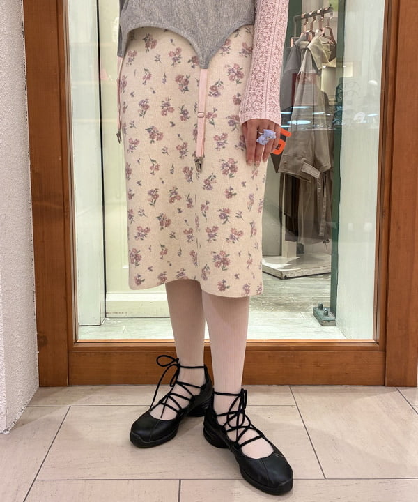 はっとりさんの「BEAMS WOMEN｜フラワー プリント ニット スカート」を使ったコーディネート