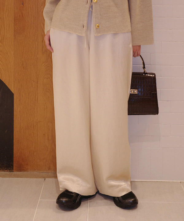 Joさんの「BEAMS WOMEN｜【10/15 新規値下げ】アセテート バックサテン パンツ」を使ったコーディネート