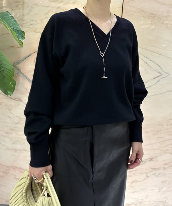 越智 里美さんの「BEAMS WOMEN｜コットンウール Vネック ニット」を使ったコーディネート
