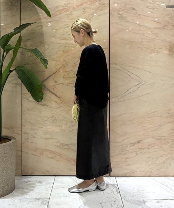 越智 里美さんの「BEAMS WOMEN｜コットンウール Vネック ニット」を使ったコーディネート