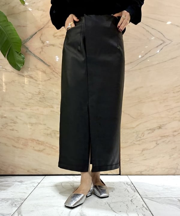 越智 里美さんの「BEAMS WOMEN｜コットンウール Vネック ニット」を使ったコーディネート