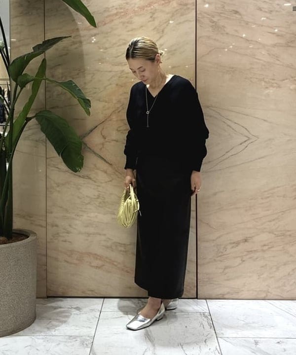 越智 里美さんの「BEAMS WOMEN｜コットンウール Vネック ニット」を使ったコーディネート