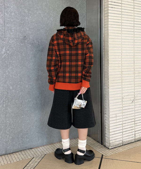 リズさんの「BEAMS WOMEN｜レース トリム Vネック」を使ったコーディネート
