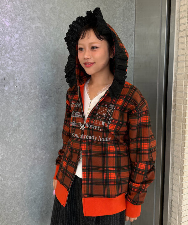 リズさんの「BEAMS WOMEN｜レース トリム Vネック」を使ったコーディネート