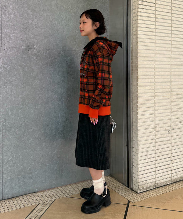 リズさんの「BEAMS WOMEN｜レース トリム Vネック」を使ったコーディネート