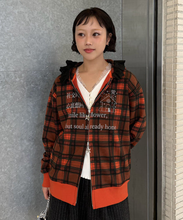 リズさんの「BEAMS WOMEN｜レース トリム Vネック」を使ったコーディネート