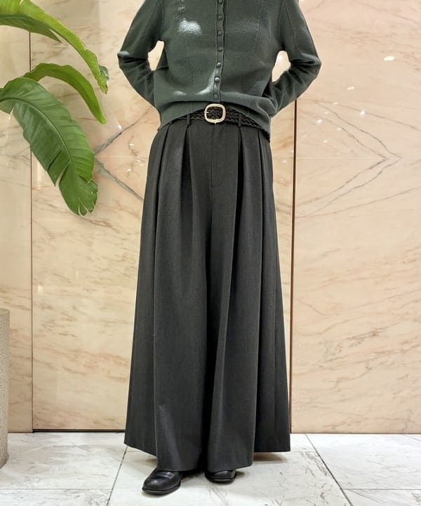 中丸　栞さんの「BEAMS WOMEN｜Voile Knit Cardigan」を使ったコーディネート