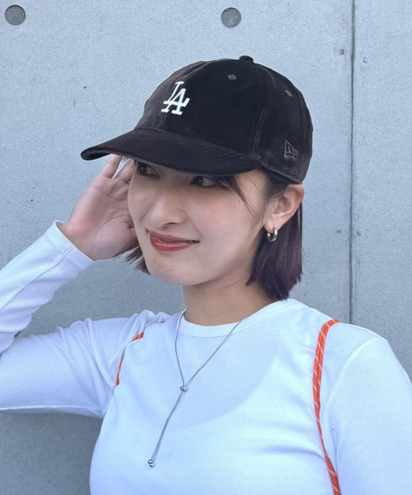 松本 佳菜子さんの「【別注】NEW ERA &times; BEAMS BOY / 940 ベルベット MLB キャップ」を使ったコーディネート