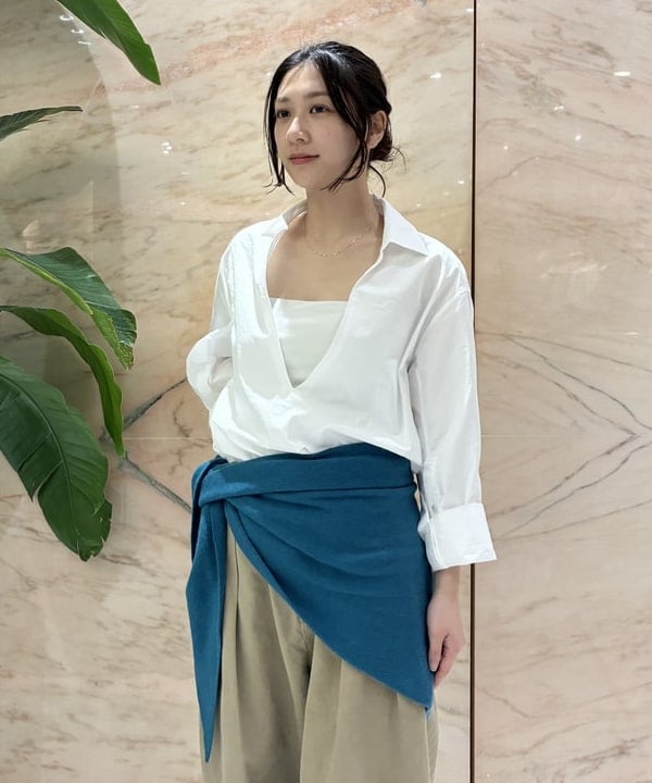 坂本 涼花さんの「BEAMS WOMEN｜ASAUCE MELER / シームレス カシミヤ トライアングル ストール」を使ったコーディネート