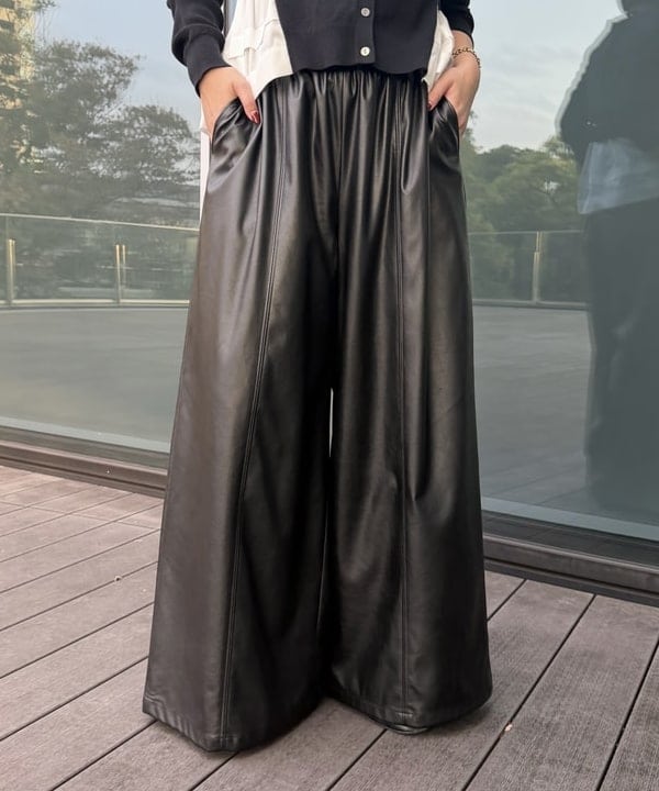 松本 佳菜子さんの「BEAMS WOMEN｜フェイクレザー ギャザー ワイドパンツ」を使ったコーディネート