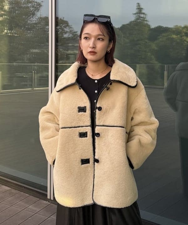 松本 佳菜子さんの「BEAMS WOMEN｜フェイクレザー ギャザー ワイドパンツ」を使ったコーディネート