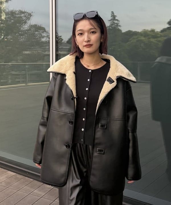 松本 佳菜子さんの「BEAMS WOMEN｜フェイクレザー ギャザー ワイドパンツ」を使ったコーディネート