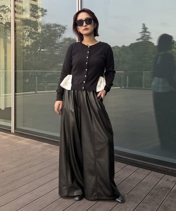 松本 佳菜子さんの「BEAMS WOMEN｜フェイクレザー ギャザー ワイドパンツ」を使ったコーディネート