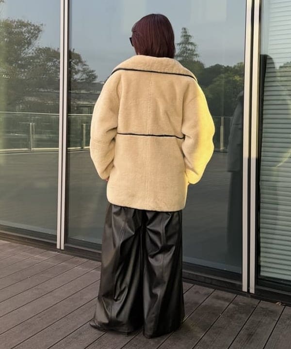 松本 佳菜子さんの「BEAMS WOMEN｜フェイクレザー ギャザー ワイドパンツ」を使ったコーディネート