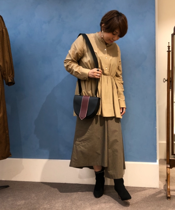 塚越 有紀さんの「BEAMS WOMEN｜Demi-Luxe BEAMS / バンドカラーギャザーフレアシャツ」を使ったコーディネート