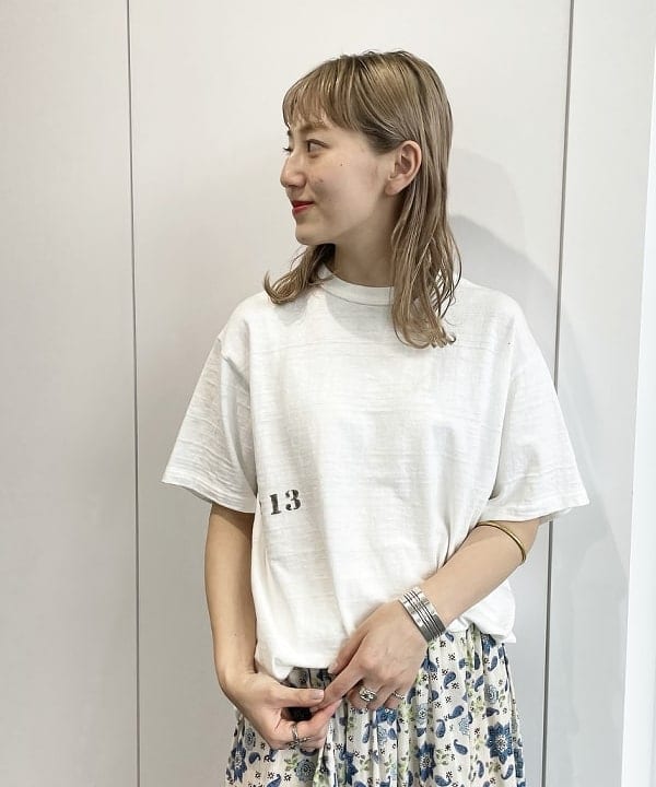 ハルカワエさんの「BEAMS WOMEN｜WAREHOUSE & CO. / 別注 ステンシル13 Tシャツ」を使ったコーディネート