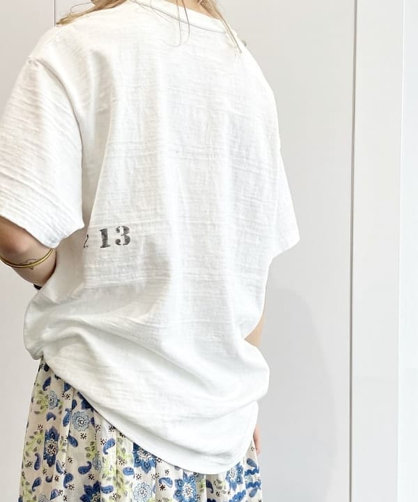 ハルカワエさんの「BEAMS WOMEN｜WAREHOUSE & CO. / 別注 ステンシル13 Tシャツ」を使ったコーディネート