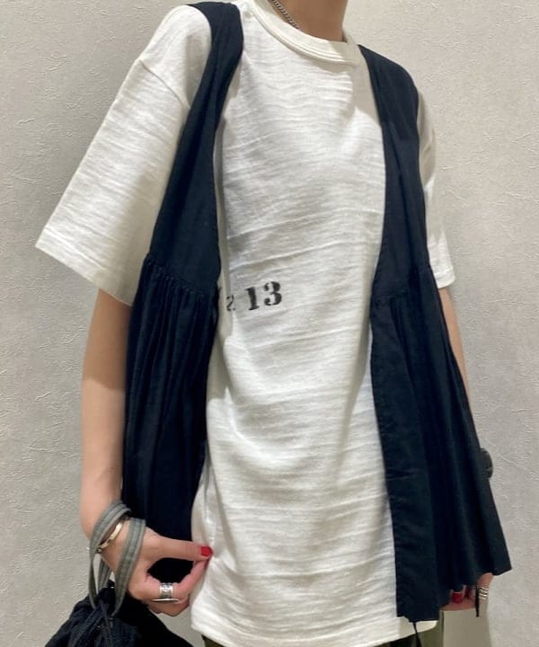 ミナミマリコさんの「BEAMS WOMEN｜WAREHOUSE & CO. / 別注 ステンシル13 Tシャツ」を使ったコーディネート