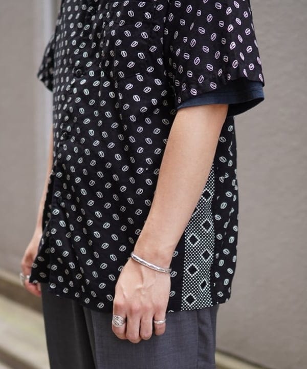 戸次 裕星さんの「BEAMS WOMEN｜REMI RELIEF &times; BEAMS PLUS / 別注 バンダナクロス ショートスリーブ シャツ」を使ったコーディネート