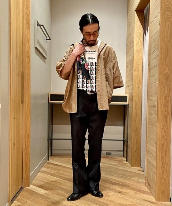 石倉 匠さんの「BEAMS WOMEN｜BEAMS / テック ユーティリティ イージー シャツ」を使ったコーディネート