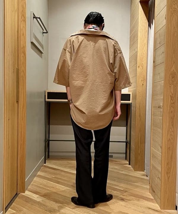 石倉 匠さんの「BEAMS WOMEN｜BEAMS / テック ユーティリティ イージー シャツ」を使ったコーディネート